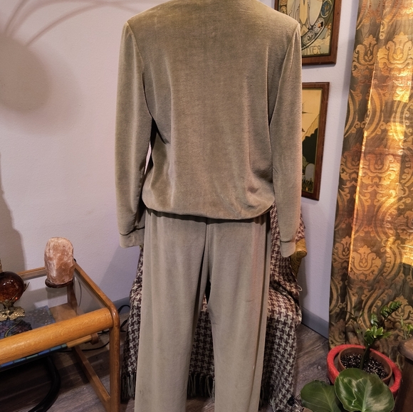 Vtg Gertrude Davenport Olive Green Velour Track Suit Set V Neck Top and Pants - Picture 11 of 14